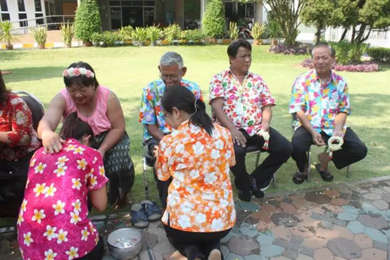 รพ.จิตเวชโคราช จัดประเพณีสงกรานต์ให้“ผู้ป่วยจิตเวช” คลายคิดถึงบ้าน !!! รดน้ำดำหัวผู้ป่วยสูงอายุ !! เชิดชูคุณค่าในวันผู้สูงอายุแห่งชาติ ชโลมใจชุ่มฉ่ำ ฟื้นไข้เร็ว