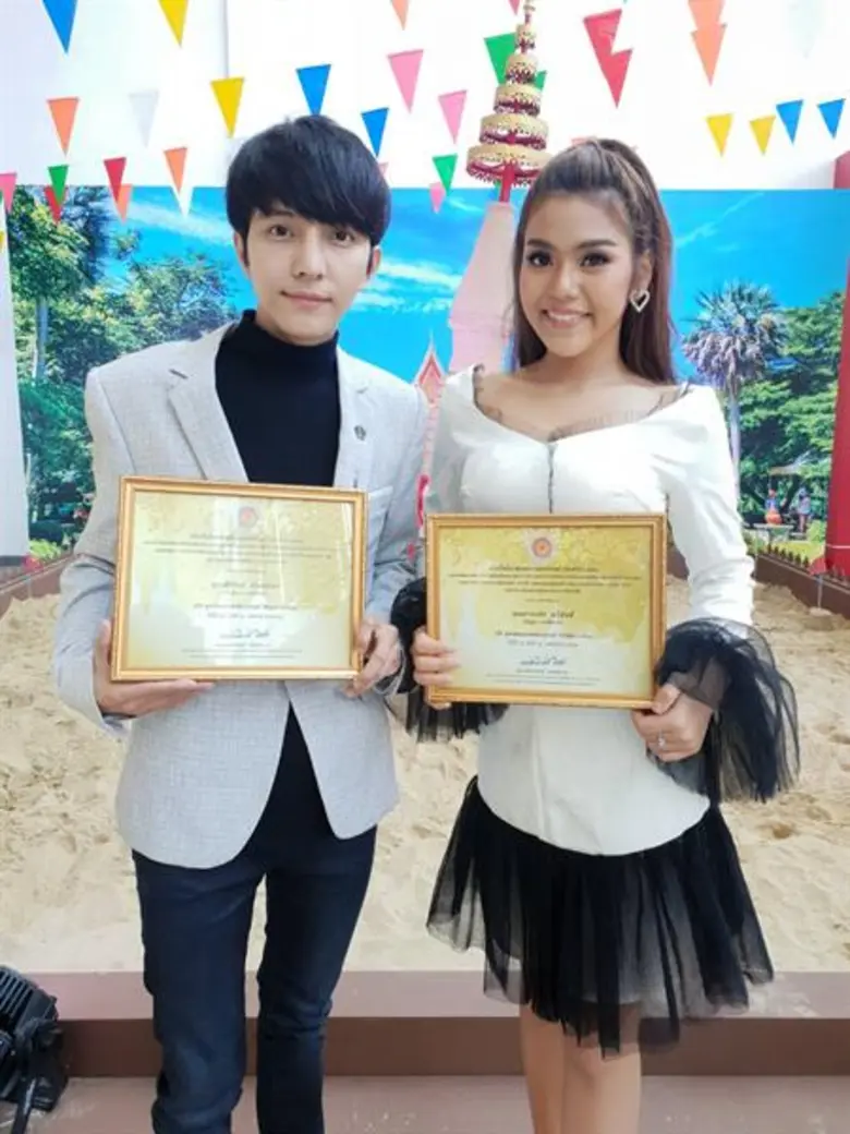 ศิลปิน ค่าย อาร์สยาม นักร้องลูกทุ่งสาว "ธ...