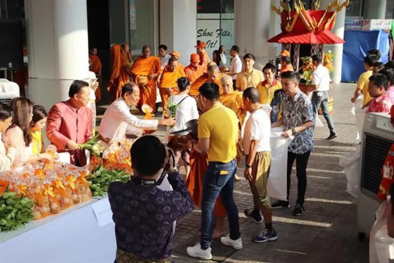 MBK Center จัดทำบุญเสริมสิริมงคลในเทศกาลสงกรานต์และการก้าวสู่ปีที่ 35 คณะผู้บริหาร พนักงาน ผู้ประกอบการร้านค้า พันธมิตรทางธุรกิจร่วมใจพร้อมเพรียง