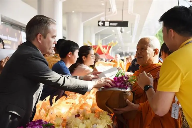 MBK Center จัดทำบุญเสริมสิริมงคลในเทศกาลสงกรานต์และการก้าวสู่ปีที่ 35 คณะผู้บริหาร พนักงาน ผู้ประกอบการร้านค้า พันธมิตรทางธุรกิจร่วมใจพร้อมเพรียง