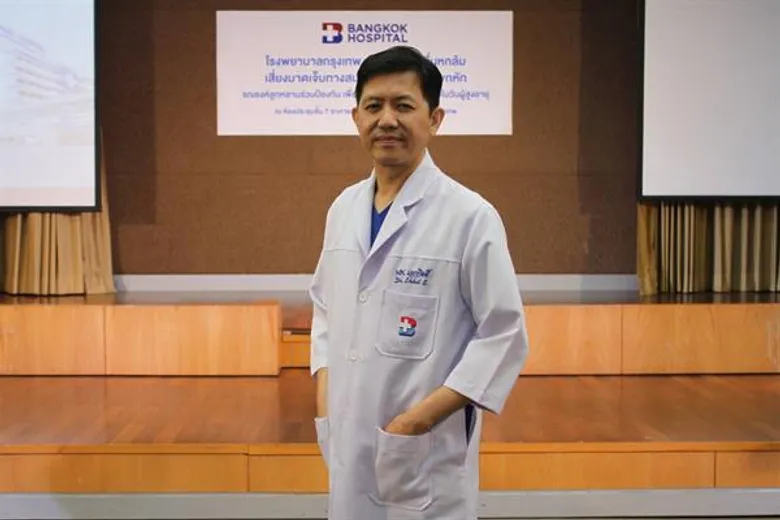 รพ.กรุงเทพ จัดกิจกรรม “อย่าให้สูงวัยล้ม เดี๋ยวไม่ลุก” ห่วงผู้สูงอายุลื่นหกล้ม เสี่ยงบาดเจ็บทางสมองและกระดูกสะโพกหัก รณรงค์ลูกหลานร่วมป้องกัน เพื่อคุณภาพชีวิตสูงวัย เนื่องในวันผู้สูงอายุ