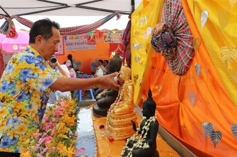ตลาดสี่มุมเมืองจัดพิธีรดน้ำดำหัวสืบสานประเพณีสงกรานต์ 2562