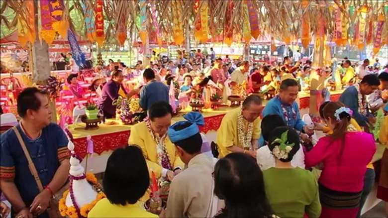 ชาวอำเภอแม่แตง ร่วมสืบสานป๋าเวณีปีใหม่เมือง สระเกล้าดำหัวผู้สูงอายุที่ปางช้างแม่แตง