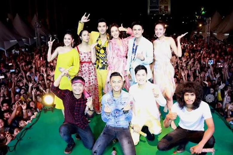 ฟินสยบอากาศร้อน! แฟนๆ กรี๊ดสนั่น ต้อนรับทัพความสนุกจากพระ-นาง ช่อง 7HD และศิลปินชื่อดัง ใน “7สีคอนเสิร์ต ออนทัวร์” จ.ภูเก็ต