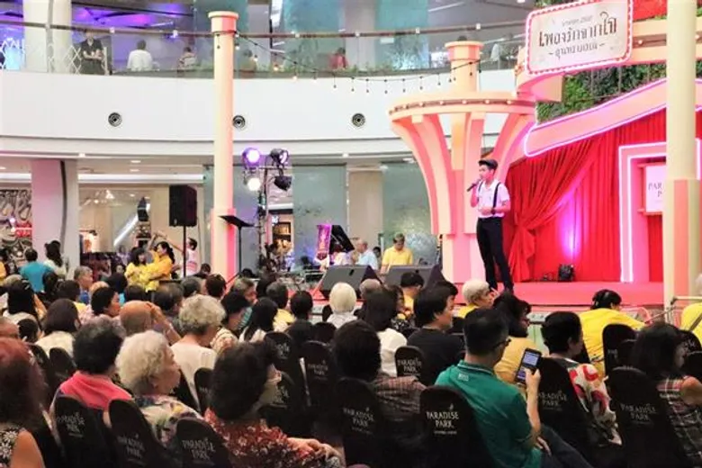 ร่วมย้อนวันวานไปกับเพลงรักแสนหวานในงาน “บางกอก 2500 เพลงรักจากใจ สุนทราภรณ์” กับเหล่าศิลปินวงสุนทราภรณ์ ศิลปินรุ่นเก๋า “รุ่งฤดี แพ่งผ่องใส” ศิลปินชื่อดัง “ปอ AF 7 และทายาทไชยา มิตรชัย ลูกสาวแสนสวย แป้ง - พรภัสร์ชนก มิตรชัย”