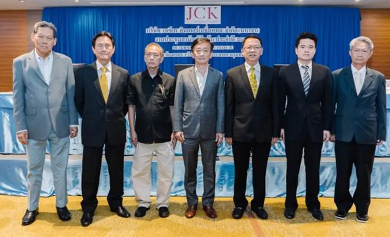ดร.อภิชัย เตชะอุบล (กลาง) ประธานกรรมการ/ป...