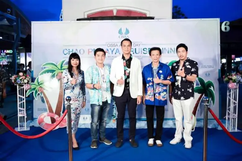 นายอรรถนพ พันธุกำเหนิด (กลาง) ประธานเจ้าห...