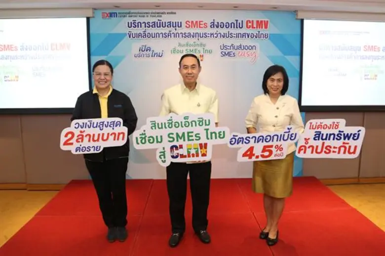 Mr. Pisit Serewiwattana (center), Preside...