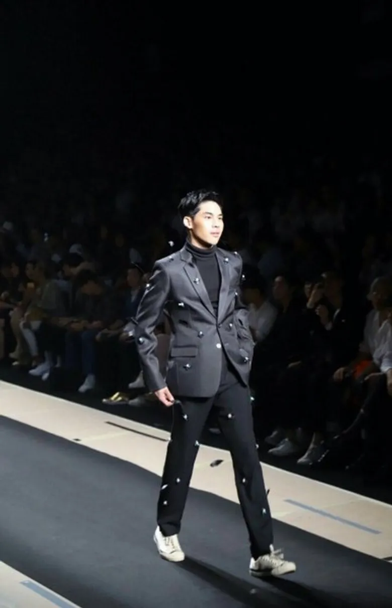 “ทิว นรรัตน์” ปรากฏตัวอย่างเฉิดฉายในงานรันเวย์แฟชั่นวีคระดับโลก BIFW 2019