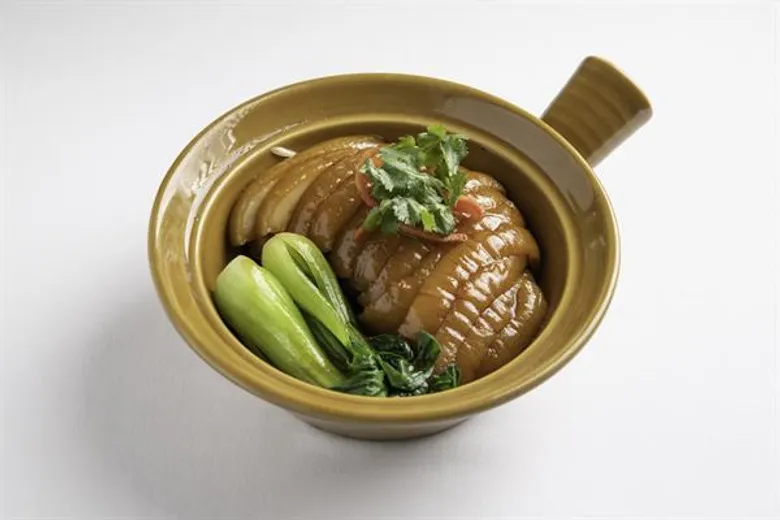 เมนูอบหม้อดินสามสหาย เสิร์ฟความอร่อยรสชาติต้นตำรับอาหารจีน ณ ห้องอาหาร แทพเพสทรี โรงแรมคามิโอ เฮ้าส์ ศรีราชา