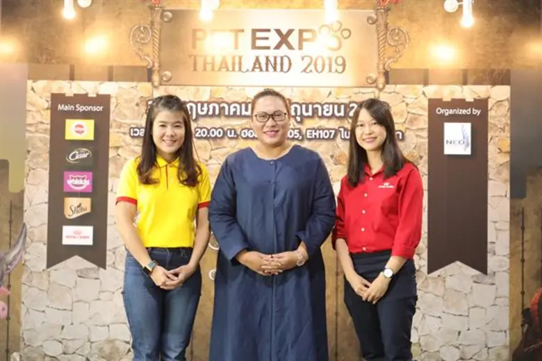 นางสาวดารณี ทองประชุม (กลาง) ผู้จัดการกลุ...