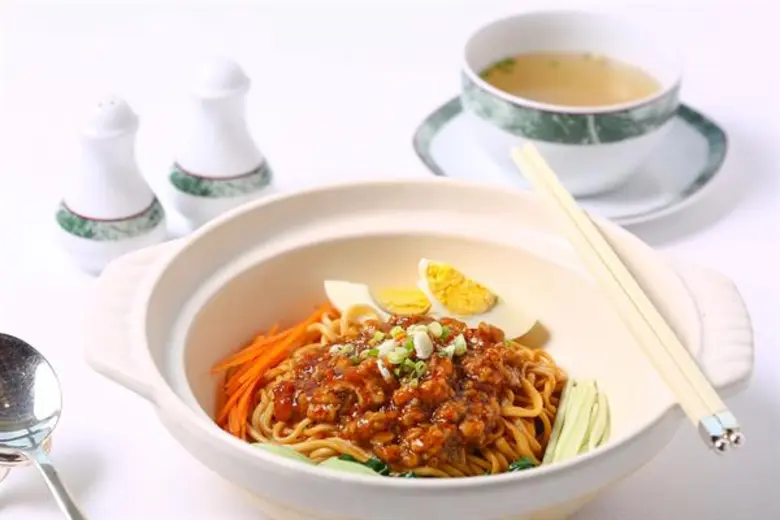 เสิร์ฟตำนานความอร่อยของบะหมี่เส้นสดที่รัง...