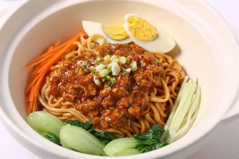 อร่อยเด็ด เส้นเหนียวนุ่มกับเมนูบะหมี่เส้นสดสไตล์กวางตุ้ง ที่ห้องอาหารจีนไดนาสตี้