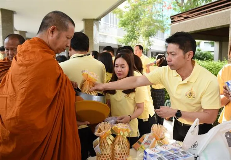 ชาวเชฟรอนน้อมใจร่วมเฉลิมพระเกียรติ พระราชพิธีบรมราชาภิเษก จัดกิจกรรมทำบุญตักบาตรและบริจาคเงินให้แก่ 10 องค์การสาธารณกุศล