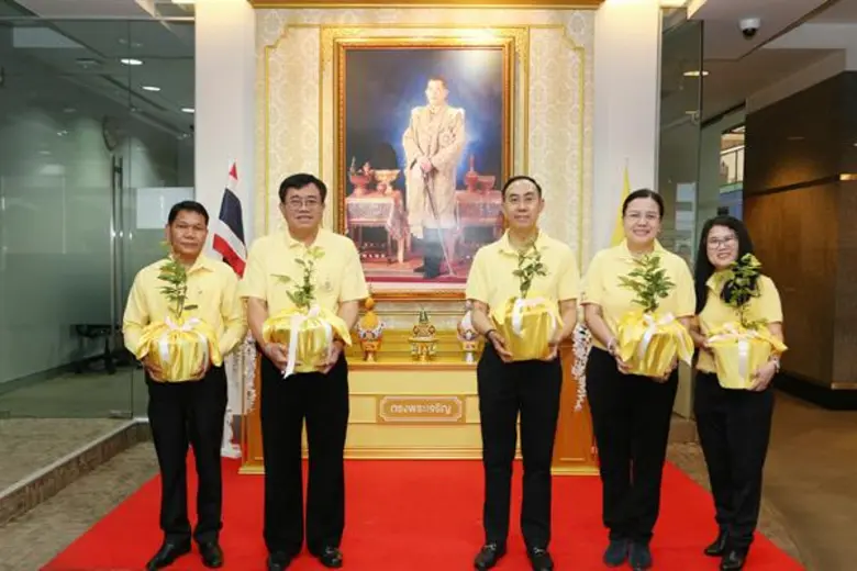 นายพิศิษฐ์ เสรีวิวัฒนา (กลาง) กรรมการผู้จ...