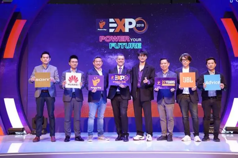 (จากซ้าย นายมานพ พาหิระ ผู้จัดการอาวุโส แผนกการตลาด...