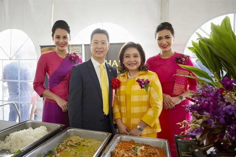 นางวรางคณา ลือโรจน์วงศ์ (ที่ 3 จากซ้าย) ก...