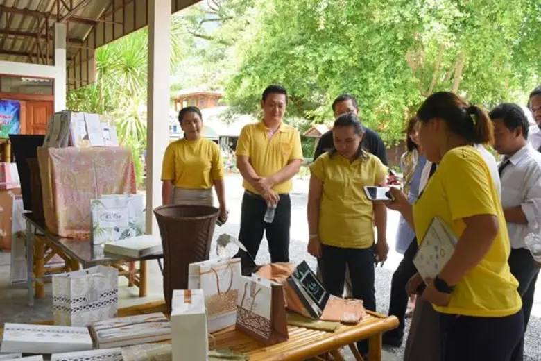 ดร.ปิยะนุช ปรีชานนท์ พร้อมด้วยคณาจารย์ และนักศึกษา ...