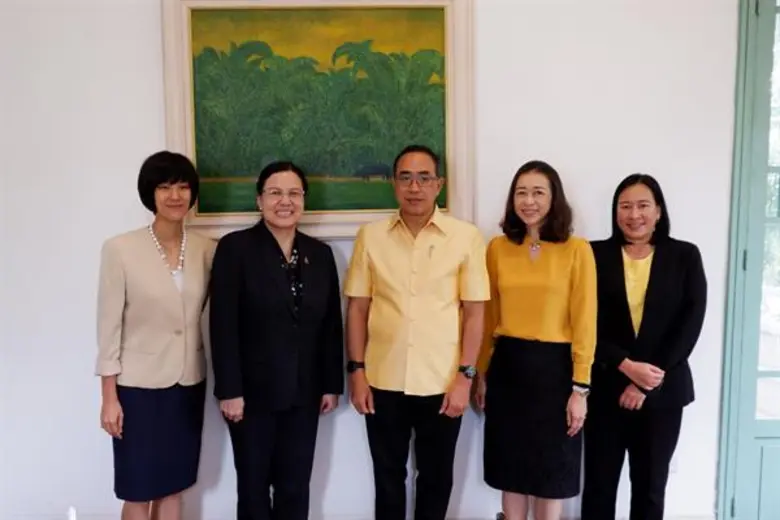 นางวรางคณา วงศ์ข้าหลวง (ที่ 2 จากซ้าย) รอ...