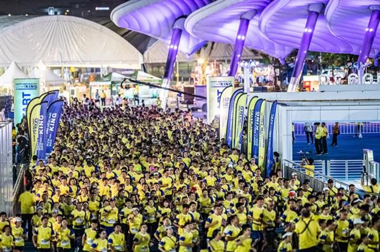 นักวิ่งและนักปั่นจักรยานภูมิใจได้เป็นส่วนหนึ่งของการบันทึกภาพประวัติศาสตร์ วิ่งและปั่นจักรยานเทิดพระเกียรติมหามงคลพระราชพิธีบรมราชาภิเษก
