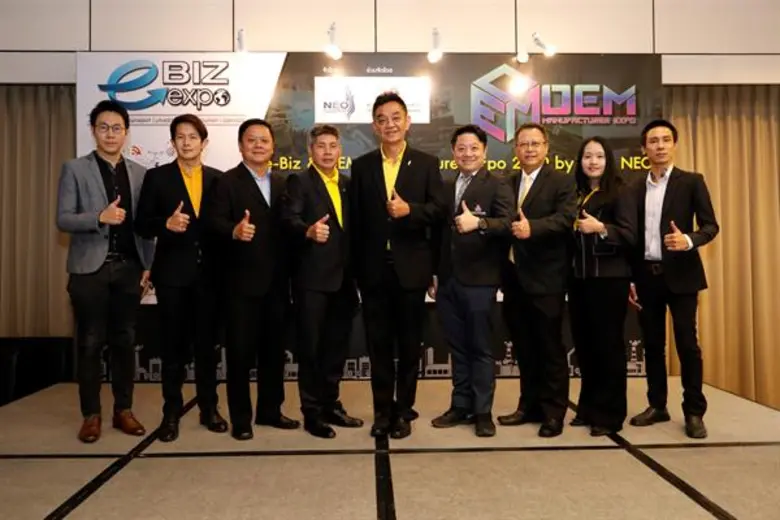 นายศักดิ์ชัย ภัทรปรีชากุล (คนกลาง) กรรมกา...