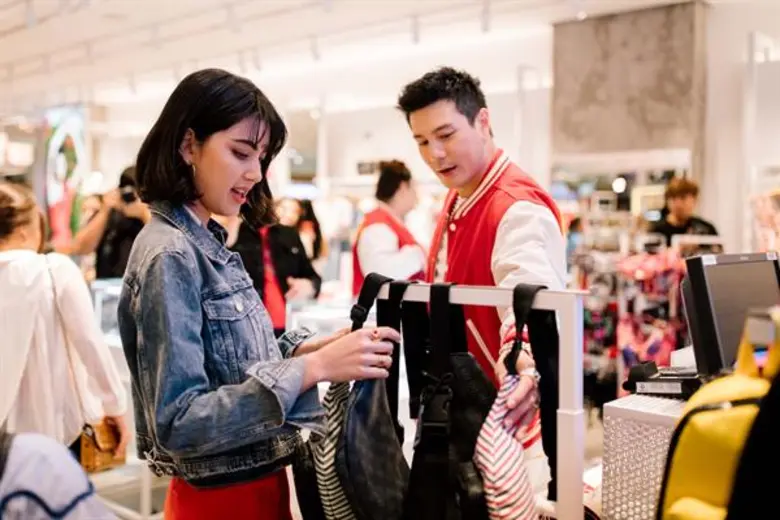 “GUESS GIRL” ใหม่-ดาวิกา โฮร์เน่ เปิดตัวในโฆษณาฤดูร้อน 2019 ท่ามกลางหมู่มวลดอกไม้หลากสีสัน