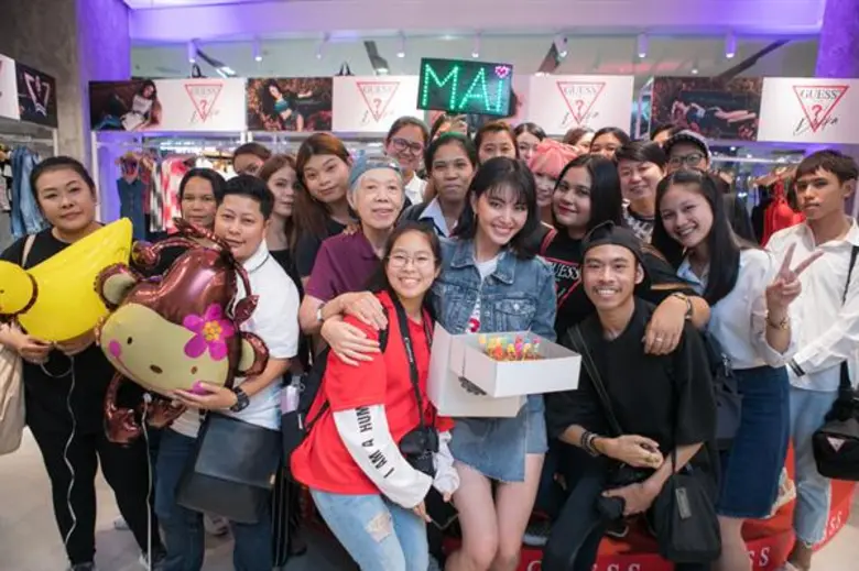 “GUESS GIRL” ใหม่-ดาวิกา โฮร์เน่ เปิดตัวในโฆษณาฤดูร้อน 2019 ท่ามกลางหมู่มวลดอกไม้หลากสีสัน