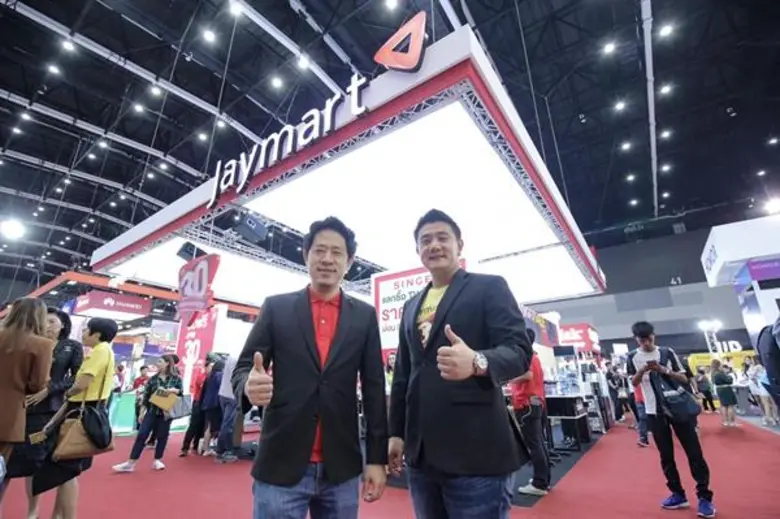 คุณดุสิต สุขุมวิทยา (ขวา) ประธานเจ้าหน้าท...