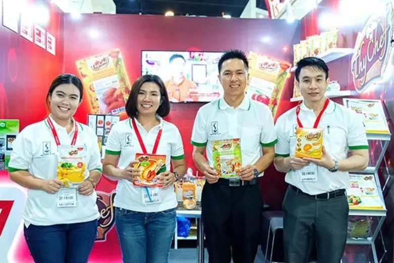 นายสมเจตน์ ปัญจวัฒนางกูร (ที่ 2 จากขวา) ก...