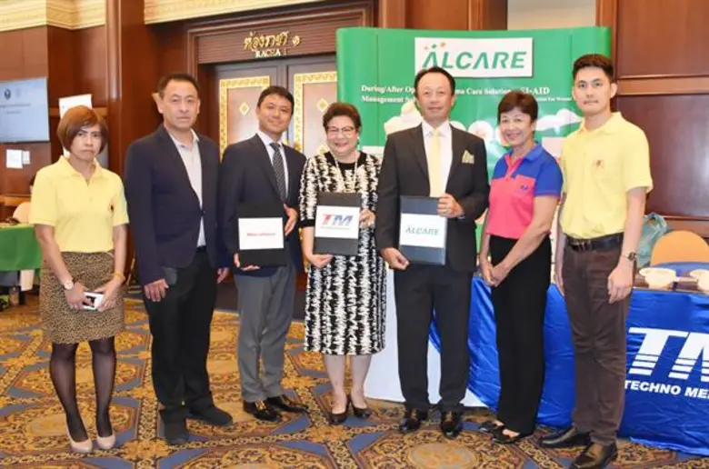 นางสุนทรี จรรโลงบุตร (ที่ 4 จากขวา ) ประธ...