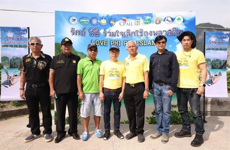 คุณสมศักดิ์ จิรบรรจงกิจ (กลาง) ผู้จัดการท...