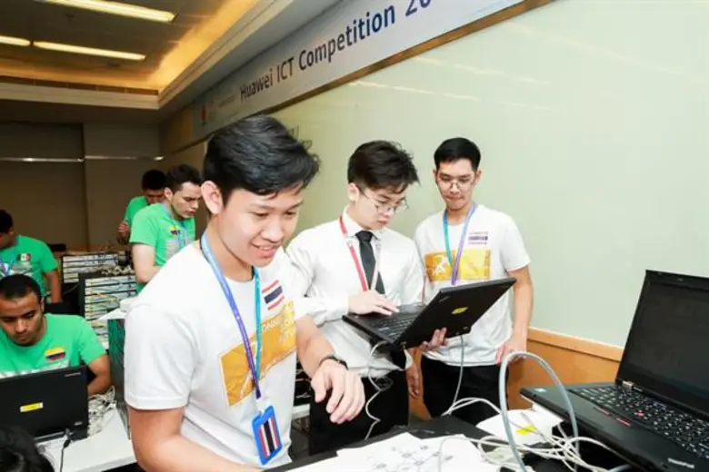 ทีมเยาวชนจากประเทศไทย นำโดยนางสาวภูริน ติ...