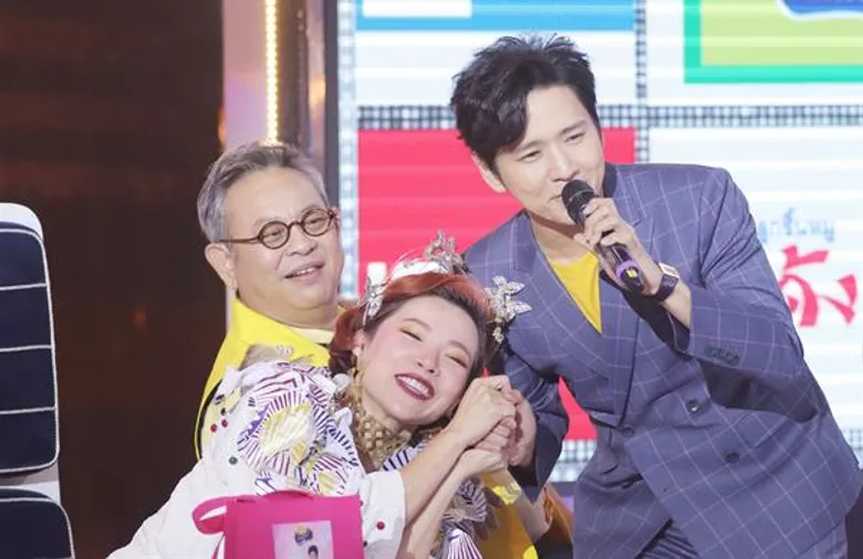 แก้มนุ่มดีนัก “โต๋-ศักดิ์สิทธิ์” โดน “ตั๊ก-ศิริพร” ขโมยหอมแก้ม!!! แถมต้องเสียน้ำตาให้ผู้เข้าแข่งขันชิงเงินล้าน