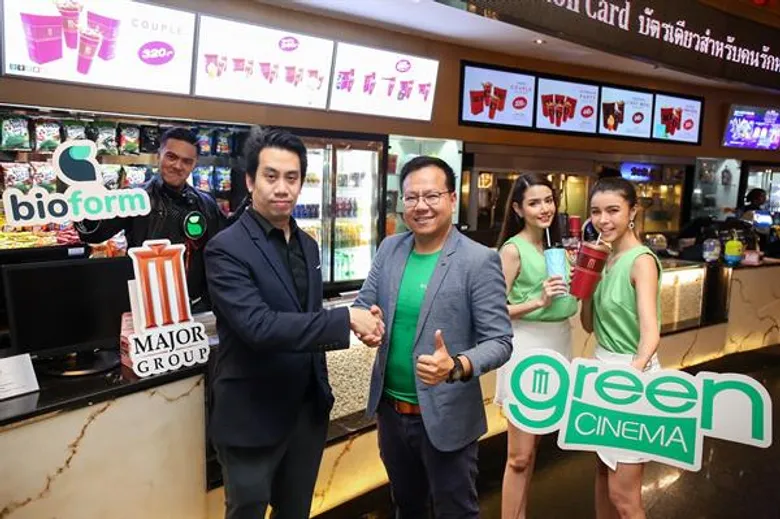 เมเจอร์ ซีนีเพล็กซ์ กรุ้ป พร้อมเป็น Green Cinema นำร่องจับมือ ไบโอฟอร์ม ร่วมเป็นส่วนหนึ่งในการรักษาสิ่งแวดล้อม หันมาใช้หลอดที่ผลิตจากน้ำตาลอ้อยย่อยสลายได้เอง พร้อมชวนกลุ่มคนรุ่นใหม่ใส่ใจแยกประเภทขยะ แก้ปัญหากำจัดขยะที่ผิดประเภท
