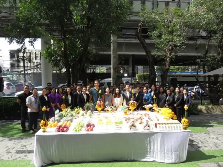 เมื่อเร็วๆ นี้ ผู้บริหารและพนักงานโรงแรมโหมดสาทร กร...