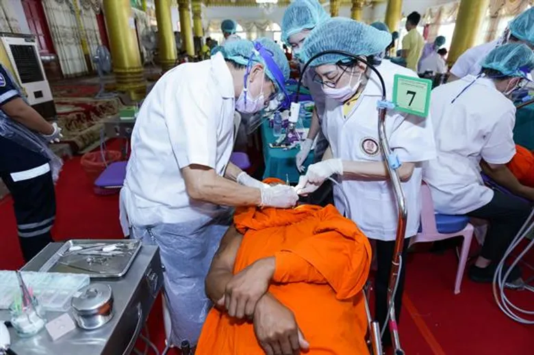 สถานเอกอัครราชทูตไทย และ เอสซีจี พร้อมผู้ประกอบการไทยใน สปป. ลาว ร่วมจัดโครงการตรวจและรักษาสุขภาพฟันให้แก่พระสงฆ์และสามเณร 999 รูป