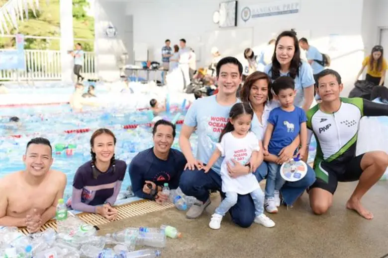 กลุ่มคนรุ่นใหม่รวมตัวชวนคนไทยรักทะเล เนื่องในวันทะเลโลก (World Oceans Day) จัดกิจกรรมแปลกสุดชิคว่ายน้ำท่ามกลาง “ขวดพลาสติก” เสียดสีสังคมสะท้อนปัญหาขยะล้นทะเล ที่ทุกฝ่ายต้องร่วมกันแก้ไข