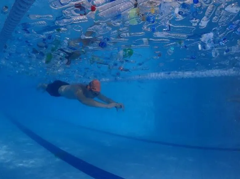 กลุ่มคนรุ่นใหม่รวมตัวชวนคนไทยรักทะเล เนื่องในวันทะเลโลก (World Oceans Day) จัดกิจกรรมแปลกสุดชิคว่ายน้ำท่ามกลาง “ขวดพลาสติก” เสียดสีสังคมสะท้อนปัญหาขยะล้นทะเล ที่ทุกฝ่ายต้องร่วมกันแก้ไข