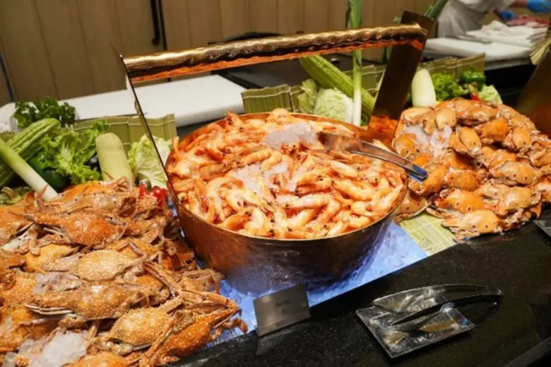 “7 Wondrous Dining” มหัศจรรย์กับสรวงสวรรค์ของนักชิม อลังการกับ 7 โซนอาหารนานาชาติที่คัดสรรมาให้ลิ้มลอง พร้อมเสิร์ฟให้ทุกคนสัมผัสแล้ววันนี้ที่ “ไอคอนสยาม” ถ.เจริญนคร