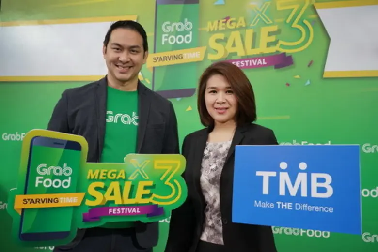 นางสาวพัชรี กมลเวชช (ขวา) เจ้าหน้าที่บริห...