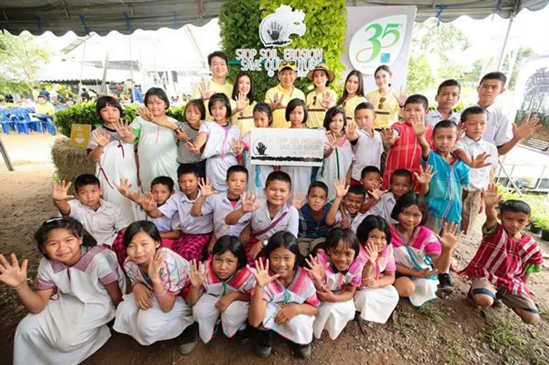 “บางจากฯ” ชวนก๊วนเซเลบฯ หัวใจสีเขียว ร่วมลงแรงปลูกป่า “Stop Soil Erosion, Save our Future หยุดการชะล้างพังทลายของดิน คืนชีวิตให้แก่นมะกรูด ด้วยศาสตร์พระราชา”