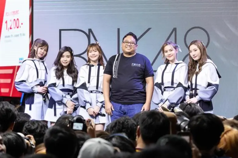 6 สาวเกิร์ลกรุ๊ปยอดนิยมวง BNK48 นำโดย เนย, ตาหวาน, ...