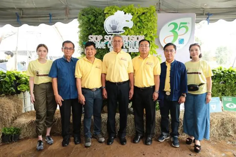 ดร.วิวัฒน์ ศัลยกำธร (คนกลาง) รัฐมนตรีช่วย...