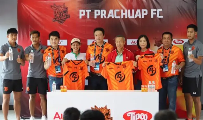 “น้ำแร่ออรา” ร่วมสนับสนุนทีมฟุตบอล พีที ประจวบ เอฟซี พร้อมยกระดับสุขภาพ และความเป็นอยู่ที่ดีของชาวประจวบฯ ที่ยั่งยืน