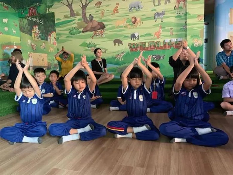 สาธิตกรุงเทพธนฯ นำการนั่งสมาธิมาปรับใช้ ในกิจกรรมรู้ตื่นเบิกบานสร้างรากฐานคุณธรรม