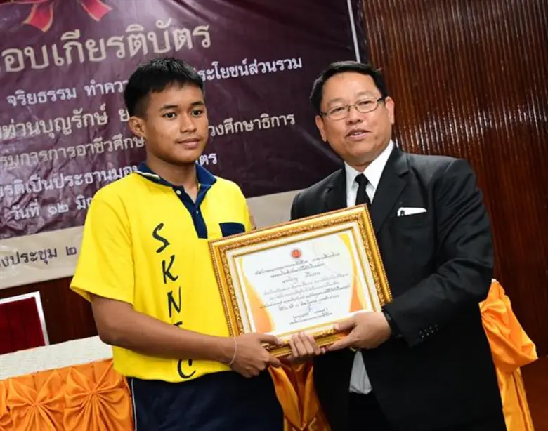 เลขาฯ สอศ.ชื่นชมมอบเกียรติบัตรเพชรน้ำดีเด็กอาชีวะ