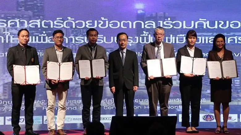 รศ.นพ.ชาญชัย พานทองวิริยะกุล อธิการบดีมหาวิทยาลัยขอ...