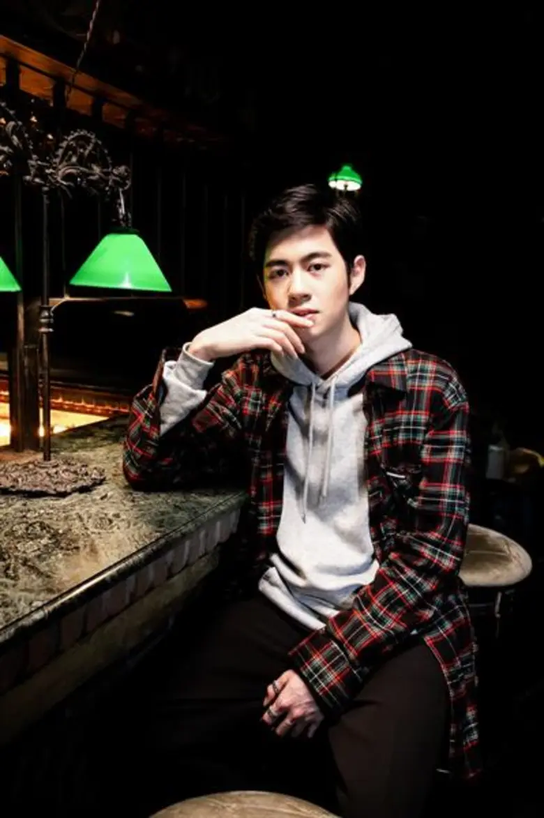 เป็นอีกหนึ่งศิลปินหนุ่มที่มากไปด้วยความสา...
