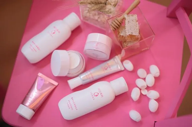 SENKA เปิดตัว SENKA White Beauty Skincare หรือ JUNPAKU SENKA กลุ่มผลิตภัณฑ์ฟื้นบำรุงผิวหน้า เพื่อผิวดูเปล่งประกาย กระจ่างใส และแบรนด์แอมบาสเดอร์ มุก-วรนิษฐ์ ถาวรวงศ์ นักแสดงสาวผิวหน้าสวยใส มากความสามารถ