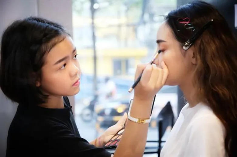 ทริคง่ายๆ แต่งหน้าเป๊ะ!! ปรับลุคสวยปัง!! สไตล์เมคอัพอาร์ทติสท์รุ่นจิ๋วแห่งยุค “น้องแพร พาเพลิน”